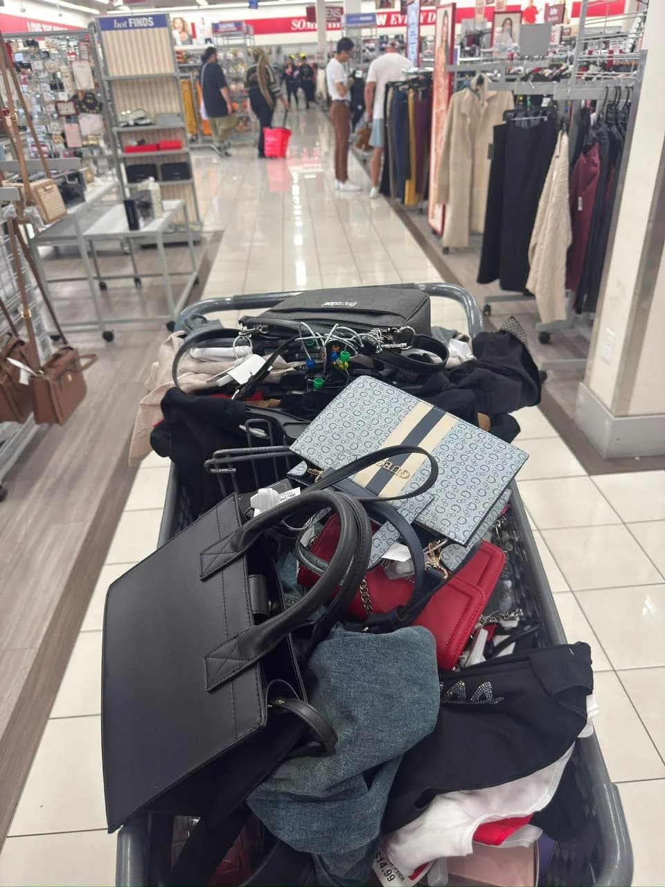 Carrito de ropa y accesorios en una tienda estadounidense
