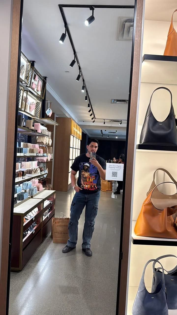 Jair durante un recorrido de compras en una tienda de Estados Unidos