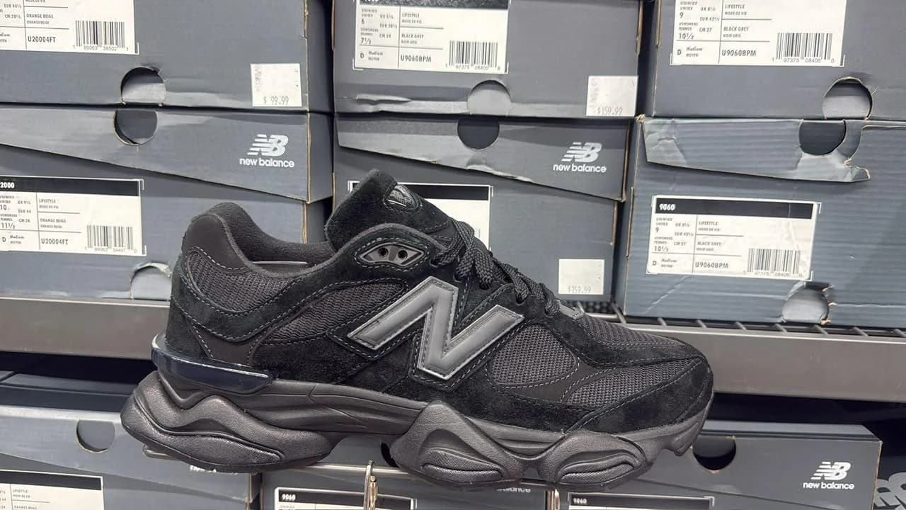 Tenis New Balance negros con cajas al fondo
